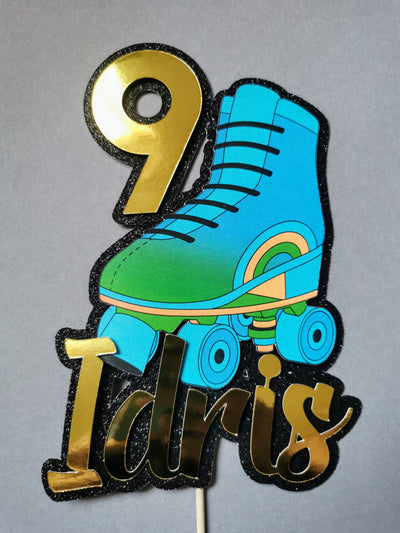  Boy roller skate cake topper with number 9 and name 'Idris' on a gray background